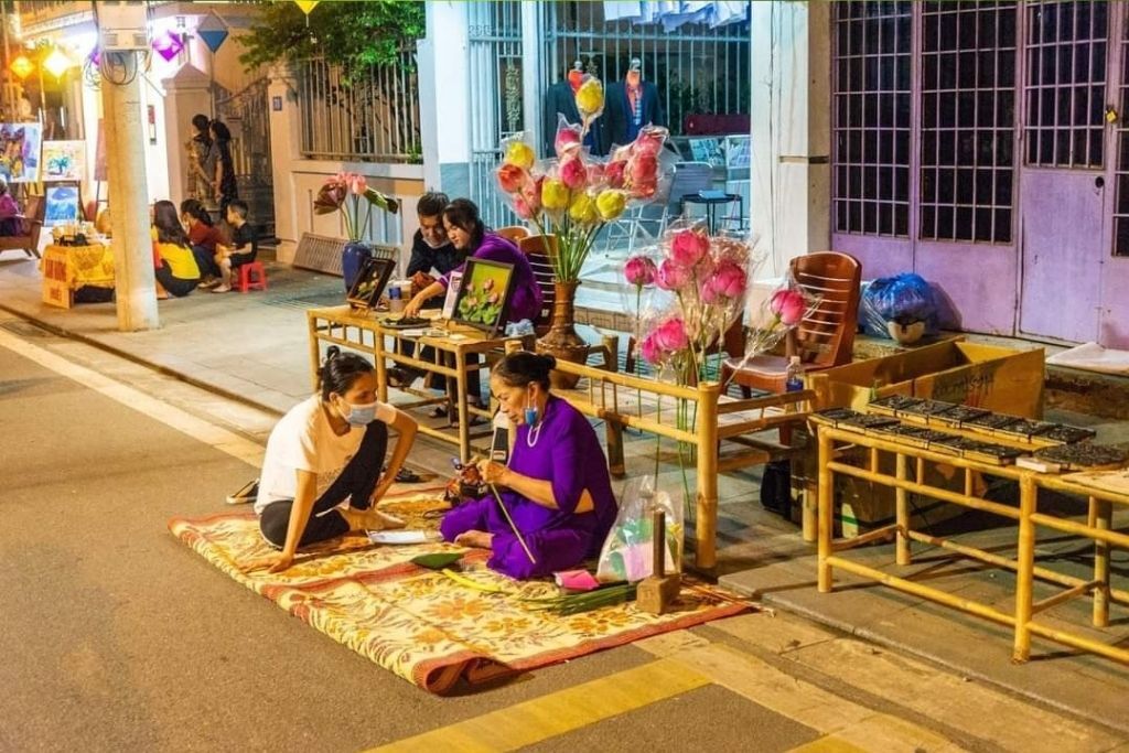Admire the artisanal treasures of Hue’s evening stalls
